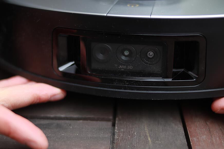 Крупный план камеры и лазера, встроенных в переднюю часть бампера Ecovacs Deebot X1 OMNI.